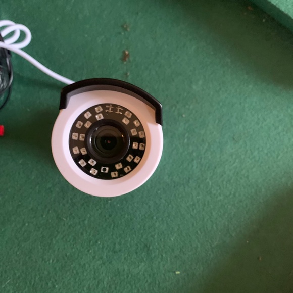 2 HD Security surveillance Cameras - Picture 2 of 3